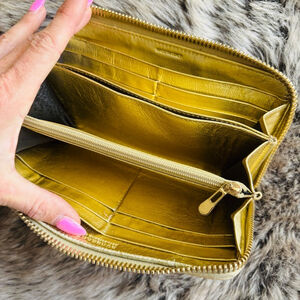 Auth.Burberry Continental Zippy Wallet  Metallic Gold Interior Large Check Clean